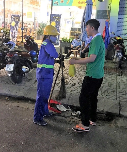 Trung thu ấm tình người của công nhân vệ sinh môi trường Đà Nẵng - ảnh 3