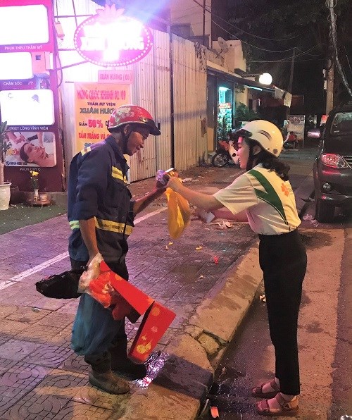 Trung thu ấm tình người của công nhân vệ sinh môi trường Đà Nẵng - ảnh 4