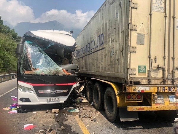 Tai nạn trước cửa hầm Hải Vân: Xe khách đối đầu phần đường xe container - ảnh 1