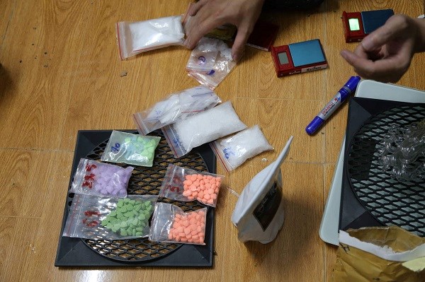 Phát hiện hàng trăm viên thuốc lắc, ma túy tổng hợp giấu trong loa thùng - ảnh 1