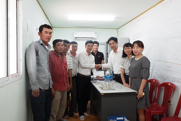 Sở Văn hóa - Thể thao Đà Nẵng trao thưởng đột xuất cho đội công nhân phát hiện ra súng thần công - ảnh 1