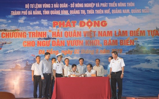 Hải quân Việt Nam hỗ trợ ngư dân vươn khơi, bám biển - ảnh 1