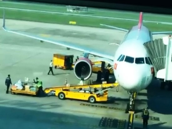 Cảnh cáo 2 nhân viên ném hành lý của khách tại sân bay Đà Nẵng - ảnh 1