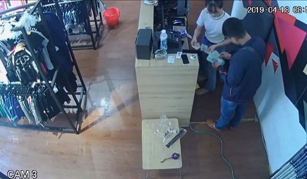 Đà Nẵng: Truy tìm nam thanh niên nói tiếng nước ngoài ăn trộm tiền tại nhiều cửa hàng - ảnh 2