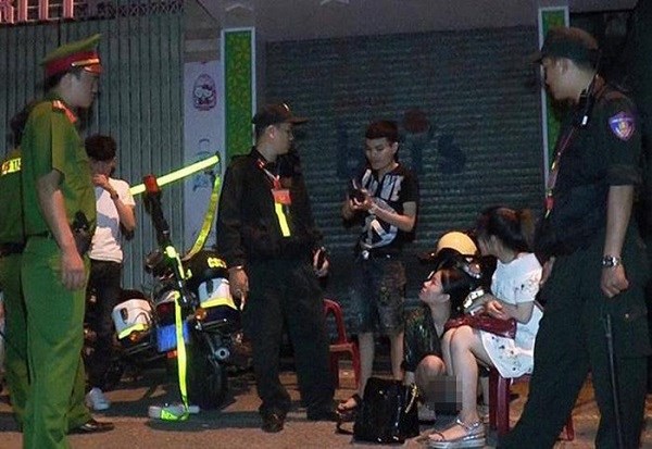Đà Nẵng: Bắt nhóm học sinh sinh viên, phụ nữ mang bầu phê ma túy - ảnh 1