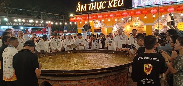 Bánh xèo khổng lồ xuất hiện tại Lễ hội ẩm thực quốc tế Đà Nẵng - ảnh 1