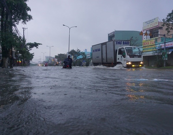 Mưa lớn, đường phố Đà Nẵng chìm trong nước - ảnh 1