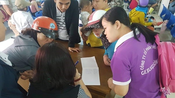 Đà Nẵng: Chen lấn để tiêm vắcxin cho con nhỏ - ảnh 2