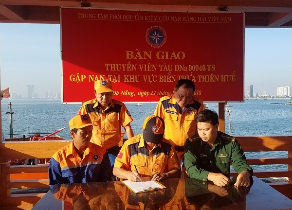 Đà Nẵng: Cứu nạn 08 thuyền viên trên vùng biển Thừa Thiên Huế - ảnh 4
