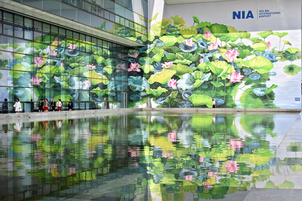 Tranh quốc hoa hiện diện ở sân bay Nội Bài - ảnh 1