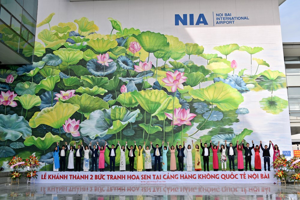 Tranh quốc hoa hiện diện ở sân bay Nội Bài - ảnh 2