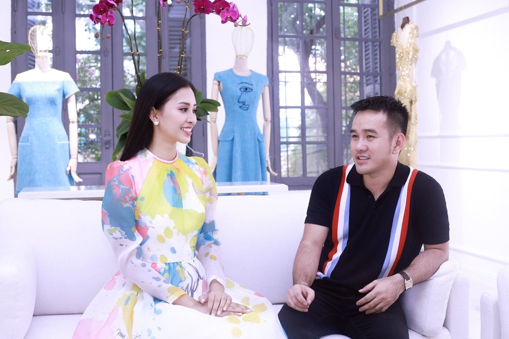 Các NTK đình đám showbiz Việt đồng hành cùng Hoa hậu Tiểu Vy đến Miss World - ảnh 3
