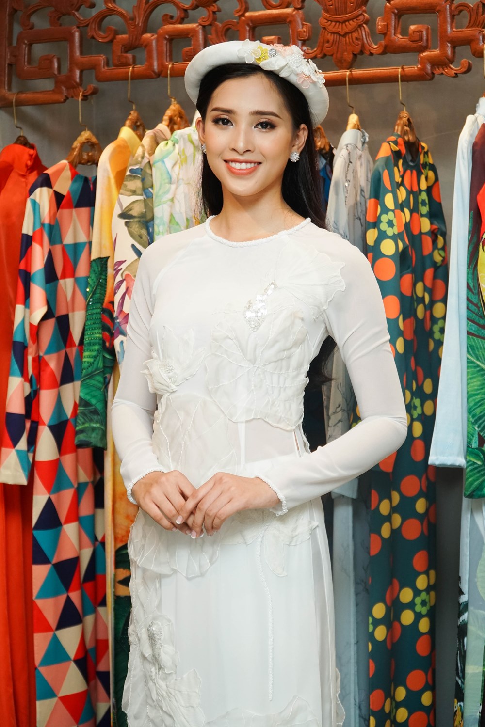 Các NTK đình đám showbiz Việt đồng hành cùng Hoa hậu Tiểu Vy đến Miss World - ảnh 6