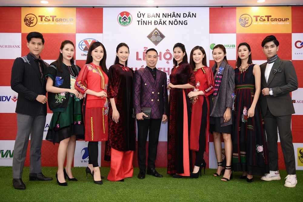 NTK Đỗ Trịnh Hoài Nam trình diễn BST tại Lễ hội văn hóa thổ cẩm Việt Nam - ảnh 2