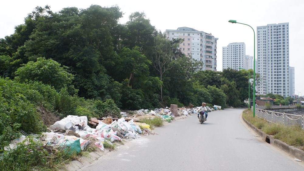 Hà Nội: Làm gì để ngăn rác thải tràn ngập bờ sông? - ảnh 3