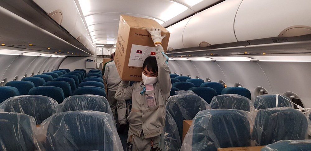 Vietnam Airlines vận chuyển trang thiết bị y tế viện trợ Lào và Campuchia - ảnh 1