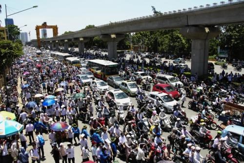 Hạn chế tiến tới dừng hoạt động của xe máy ở Hà Nội: Ít tiền thì chịu khó đi... xe đạp! - ảnh 1