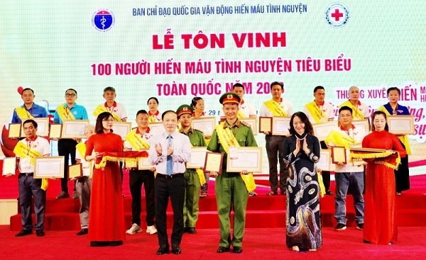 Nghĩa cử cao đẹp đại úy công an 40 lần hiến máu cứu người - ảnh 1