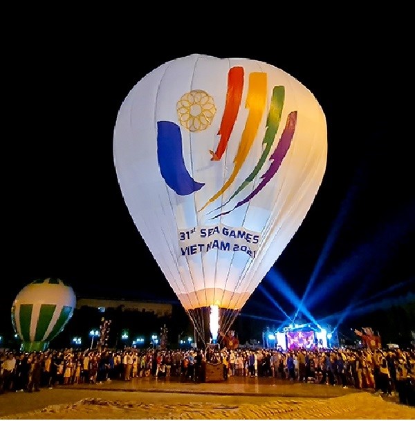Rực rỡ đêm hoa đăng khinh khí cầu mừng SEA Games 31 “Hà Tĩnh- đón Sao La về nhà” - ảnh 2