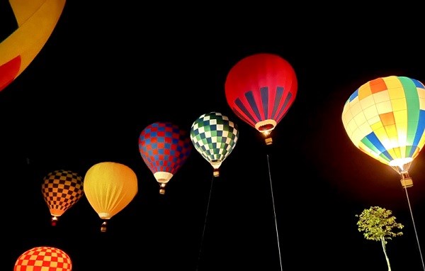 Rực rỡ đêm hoa đăng khinh khí cầu mừng SEA Games 31 “Hà Tĩnh- đón Sao La về nhà” - ảnh 1