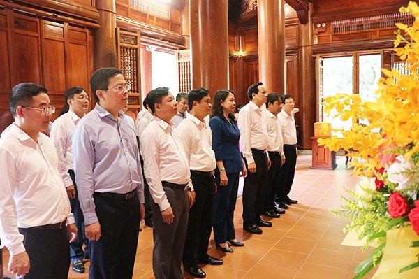 Phó Chủ tịch nước Võ Thị Ánh Xuân dâng hương tưởng niệm Chủ tịch Hồ Chí Minh - ảnh 3