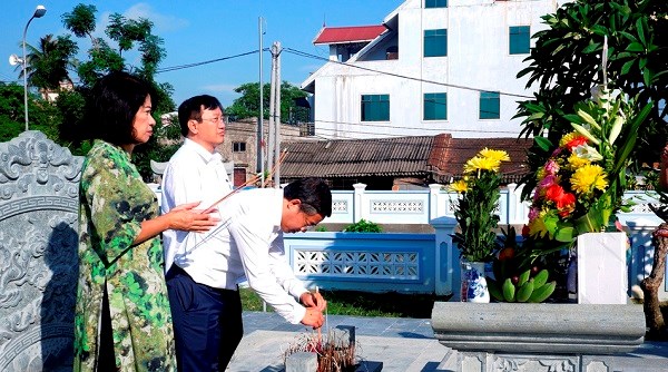 Dâng hoa, dâng hương kỷ niệm 124 năm ngày sinh nhà cách mạng Lê Hồng Sơn - ảnh 4