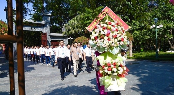 Đoàn sĩ quan trẻ Bộ đội Biên phòng Việt Nam - Lào dâng hoa, dâng hương tại Khu di tích Kim Liên - ảnh 1