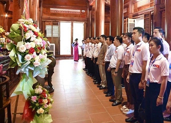 Đoàn sĩ quan trẻ Bộ đội Biên phòng Việt Nam - Lào dâng hoa, dâng hương tại Khu di tích Kim Liên - ảnh 2