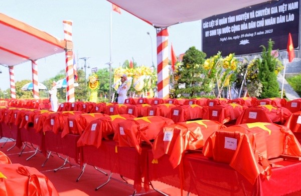 Xúc động lễ truy điệu, an táng 96 hài cốt liệt sĩ Việt Nam hy sinh tại Lào - ảnh 2