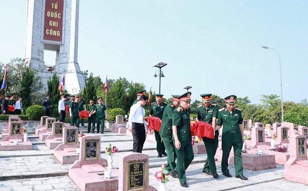 Xúc động lễ truy điệu, an táng 96 hài cốt liệt sĩ Việt Nam hy sinh tại Lào - ảnh 4