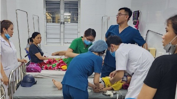 Nghệ An: 76 học sinh trường mầm non bị ngộ độc do ăn sữa chua nhà trường tự làm - ảnh 2