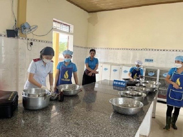 Nghệ An: 76 học sinh trường mầm non bị ngộ độc do ăn sữa chua nhà trường tự làm - ảnh 1