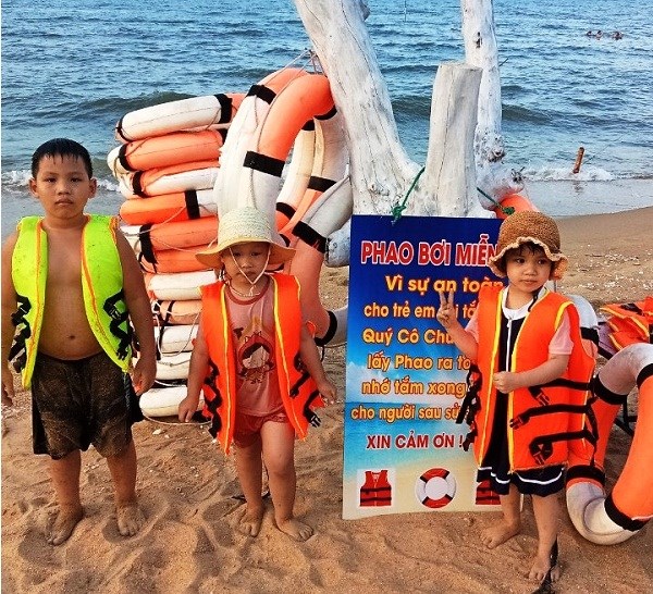 Đặt phao bơi miễn phí cho trẻ em khi tắm biển - ảnh 2