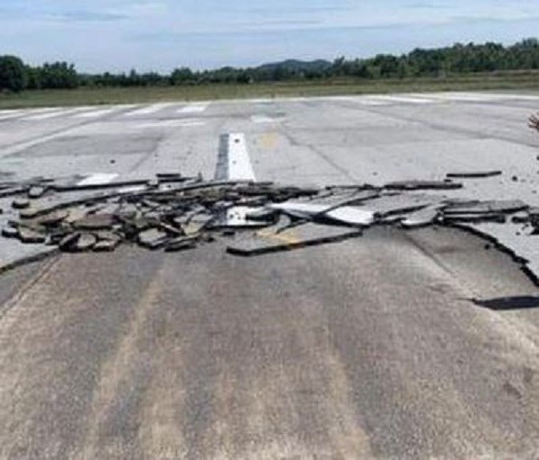 Đường băng sân bay Vinh bị nứt, tạm dừng nhiều chuyến bay - ảnh 1