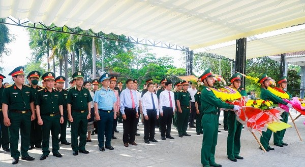 Lãnh đạo Bộ Quốc phòng, Quân khu 4, tỉnh Nghệ An dâng hương tưởng niệm Chủ tịch Hồ Chí Minh - ảnh 2