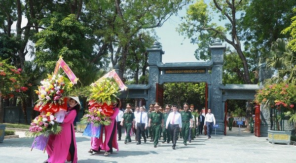 Lãnh đạo Bộ Quốc phòng, Quân khu 4, tỉnh Nghệ An dâng hương tưởng niệm Chủ tịch Hồ Chí Minh - ảnh 1