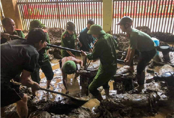 Người dân vùng biên giới Nghệ An ngấn nước mắt khắc phục thiệt hại lũ ống, lũ quét - ảnh 4