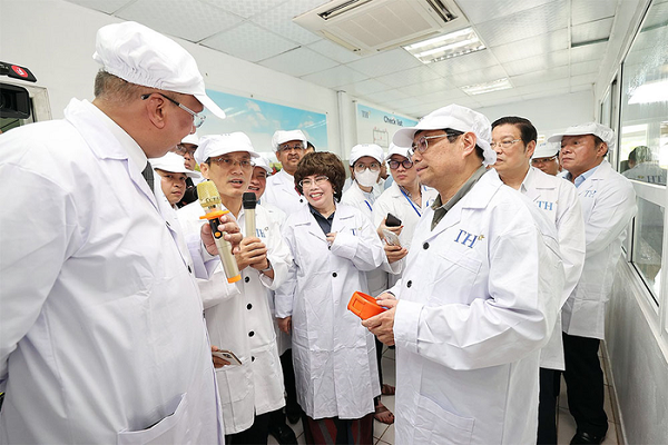 Thủ tướng thăm vùng sản xuất nông nghiệp công nghệ cao tại Nghệ An - ảnh 2