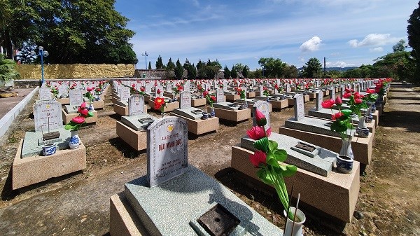 Tri ân các anh hùng liệt sĩ tại Nghĩa trang liệt sĩ Quốc tế Việt – Lào - ảnh 2