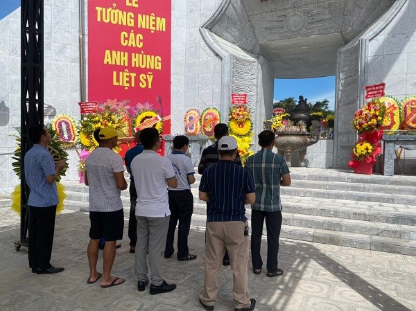Tri ân các anh hùng liệt sĩ tại Nghĩa trang liệt sĩ Quốc tế Việt – Lào - ảnh 1