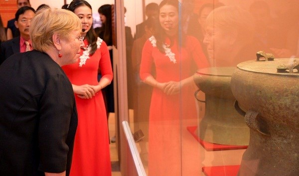 Cựu Tổng thống Chile thăm Bảo tàng Nghệ An - ảnh 2