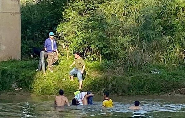 Thầy giáo cứu sống nữ sinh lớp 10 nhảy xuống sông tự tử - ảnh 1