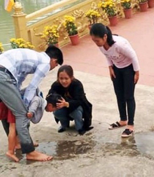 Nghệ An: Thầy giáo cứu một em nhỏ rơi xuống hồ nước khi đi vãn cảnh chùa - ảnh 1