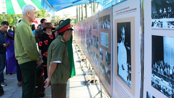 Triển lãm ảnh Chủ tịch Hồ Chí Minh - Người sáng lập, lãnh đạo và rèn luyện Đảng Cộng sản Việt Nam - ảnh 2