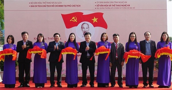 Triển lãm ảnh Chủ tịch Hồ Chí Minh - Người sáng lập, lãnh đạo và rèn luyện Đảng Cộng sản Việt Nam - ảnh 1