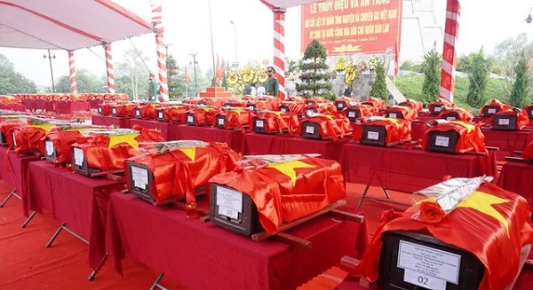 Truy điệu và an táng 95 hài cốt liệt sĩ quân tình nguyện và chuyên gia Việt Nam hy sinh tại Lào - ảnh 3