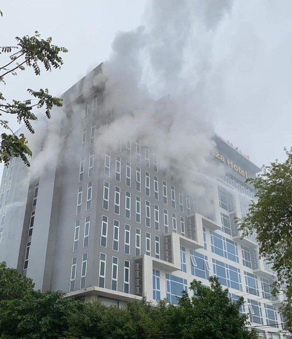 Nghệ An: Cháy lớn ở khách sạn Vinh Plaza - ảnh 1