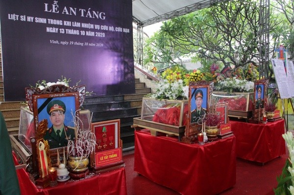 Người dân, đồng đội Nghệ An đón các liệt sĩ hi sinh ở Rào Trăng 3 về đất mẹ - ảnh 1