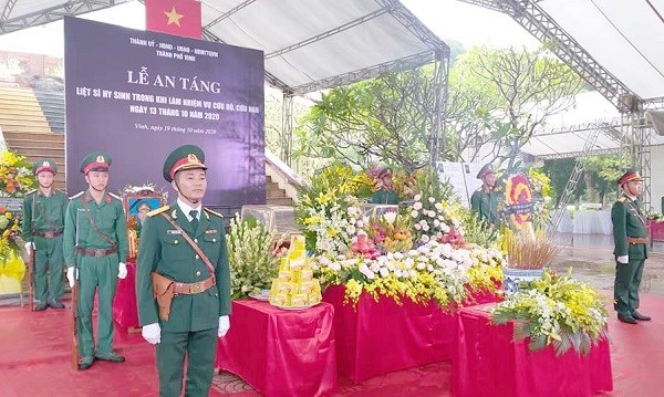 Người dân, đồng đội Nghệ An đón các liệt sĩ hi sinh ở Rào Trăng 3 về đất mẹ - ảnh 2