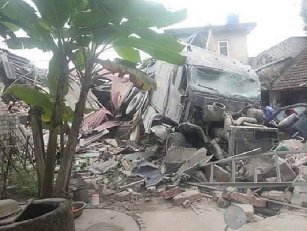 Nghệ An: Xe container mất lái đâm sập 3 nhà dân - ảnh 1